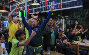 Hinchas de Ecuador celebran la clasificación de la selección de fútbol, este martes en Quito. EFE/ José Jácome