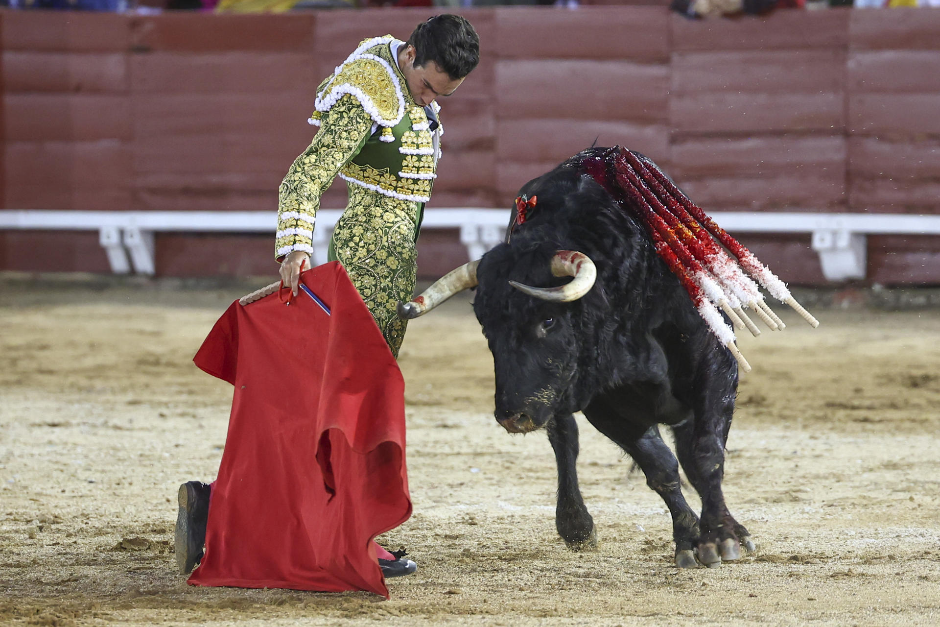 El diestro Tomás Rufo en la lidia a su segundo astado durante al festejo taurino del Corpus Christi, este jueves en la plaza de toros de Toledo. EFE/ Ismael Herrero