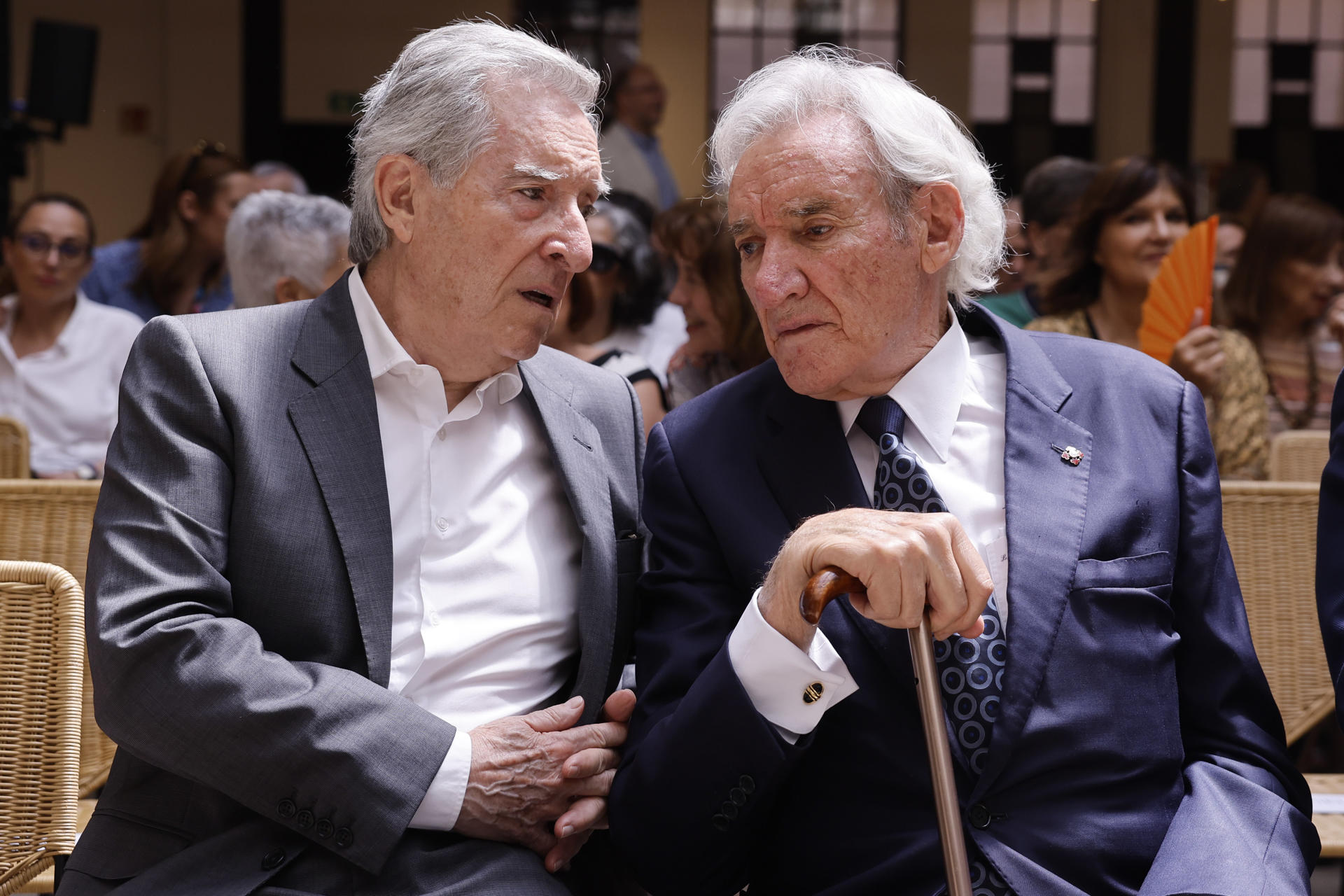 Los periodistas Luis del Olmo e Iñaki Gabilondo (i) durante el acto de reconocimiento a veinte periodistas que la Asociación de Periodistas Europeos y la Fundación Diario Madrid celebran por su defensa de las libertades, este lunes en Madrid. EFE/ Sergio Pérez