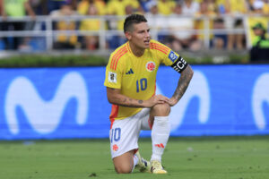 James Rodríguez de Colombia reacciona ante Perú en un partido por las eliminatorias sudamericanas al Mundial 2026. EFE/Ricardo Maldonado Rozo