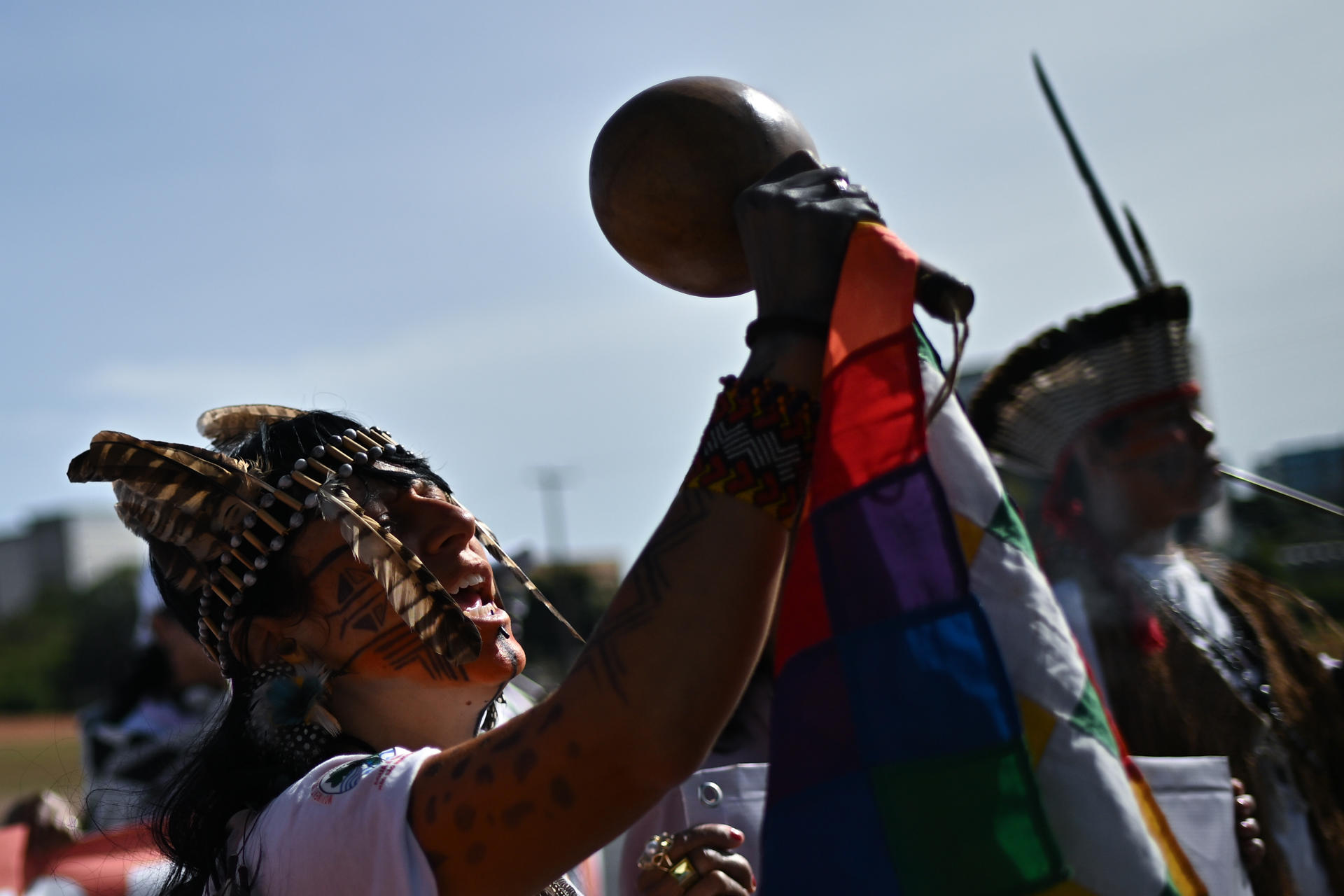 Indígenas participan en una manifestación por el Día del Medio Ambiente y contra el proyecto de ley "de la devastación" que propone cambios al sistema de licencias ambientales en la Explanada de los Ministerios, este jueves, en Brasilia (Brasil). EFE/Andre Borges