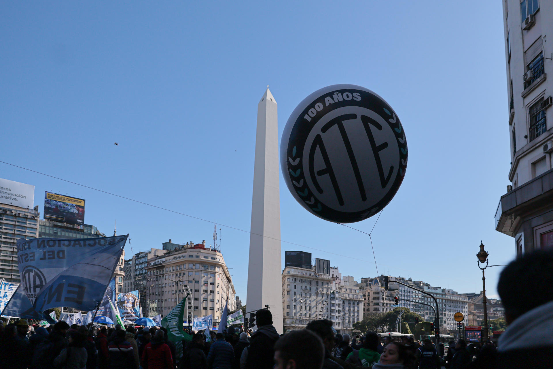 Personas participan en una manifestación este miércoles, en Buenos Aires (Argentina). EFE/ Adan González