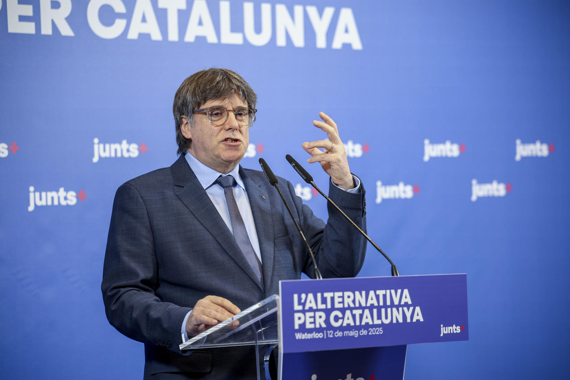 El expresidente catalán Carles Puigdemont en una intervención pública durante la reunión del grupo parlamentario de Junts en Waterloo, este lunes. EFE/Pablo Garrigós