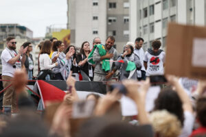 El activista brasileño Thiago Ávila (c), se manifiesta durante una protesta a favor del pueblo palestino este domingo, en São Paulo (Brasil). EFE/ Isaac Fontana