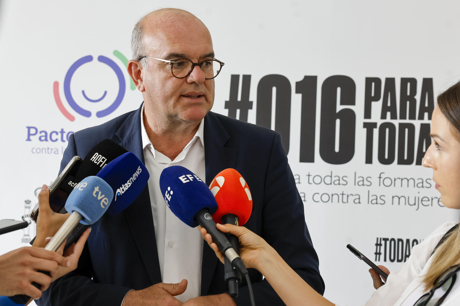 El hombre de 53 años que supuestamente mató a su hija de 27 este domingo en Arona (Tenerife) y trató de acabar con la vida de su expareja, de 47 años, al estrellar el coche en el que viajaban los tres contra un muro, había sido denunciado por malos tratos y tenía orden de alejamiento. Según ha informado el delegado del Gobierno en Canarias, Anselmo Pestana, tras guardar un minuto de silencio por las últimas víctimas de violencia machista en España, la expareja del presunto homicida estaba incluida en el sistema de protección VioGén del Ministerio del Interior. EFE/ Elvira Urquijo A.