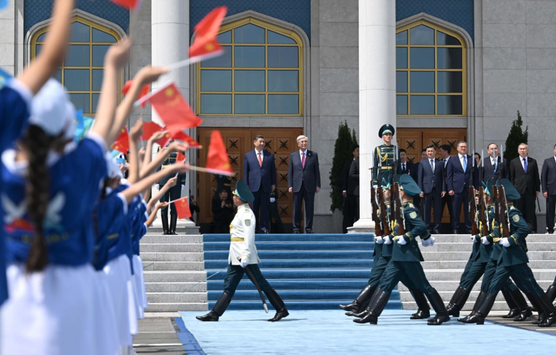 El presidente chino, Xi Jinping (i), es recibido por su homólogo kazajo, Kasim-Yomart Tokáyev, a su llegada este lunes a Kazajistán, donde ha viajado para participar en la II Cumbre China-Asia Central. EFE/ Presidencia de Kazajistán/SOLO USO EDITORIAL/SOLO DISPONIBLE PARA ILUSTRAR LA NOTICIA QUE ACOMPAÑA (CRÉDITO OBLIGATORIO)