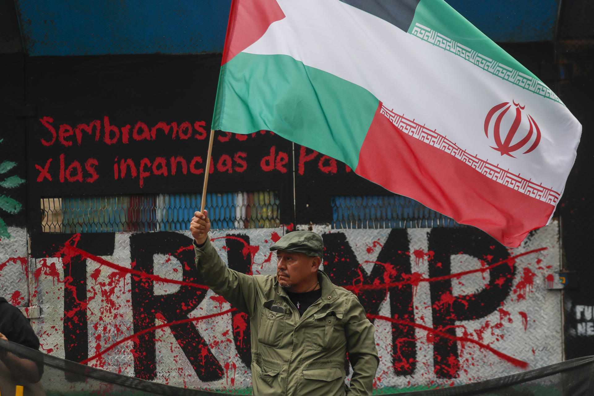 Una persona sostiene una bandera durante una manifestación a favor de Palestina e Irán este domingo, en Ciudad de México (México). EFE/ Isaac Esquivel