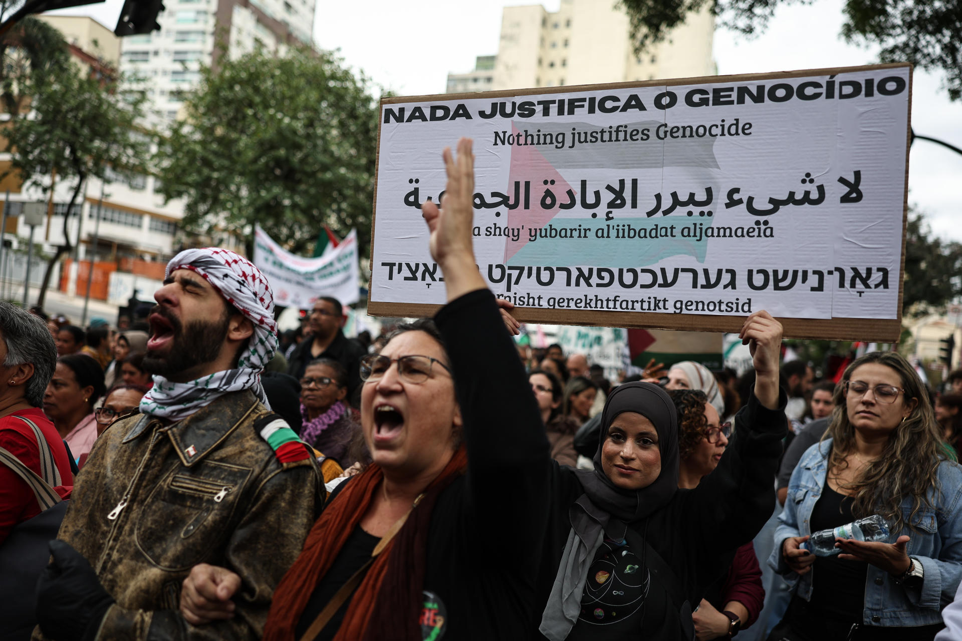 Personas se manifiestan durante una protesta a favor del pueblo palestino este domingo, en São Paulo (Brasil). EFE/ Isaac Fontana