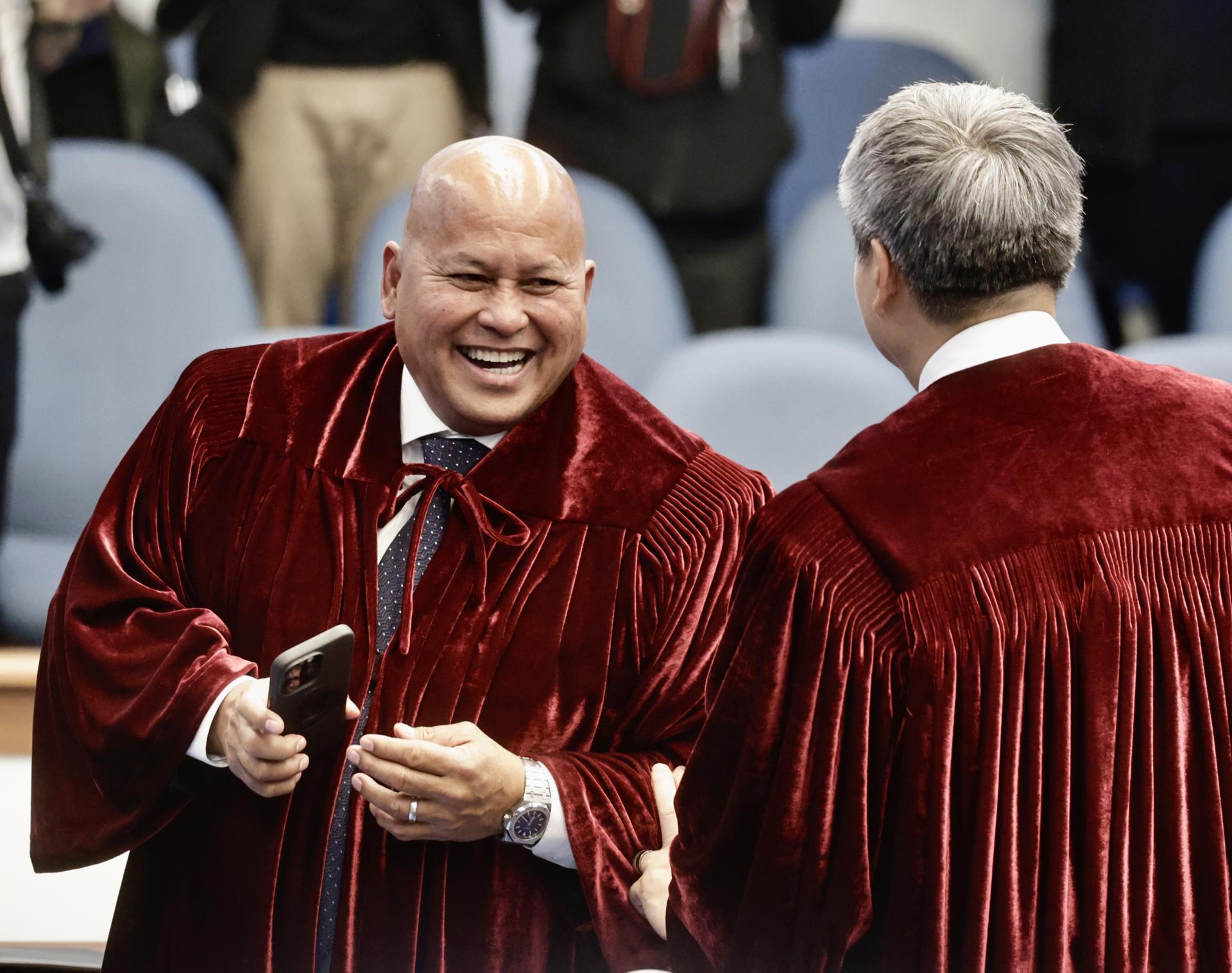 Miembros del Senado de Filipinas prestan juramento antes de comenzar a analizar el juicio político contra la vicepresidente, Sara Duterte.
EFE/EPA/FRANCIS R. MALASIG
