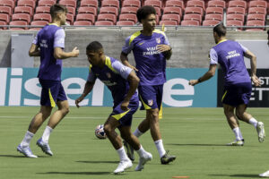 Jugadores del Atlético de Madrid entrenan en el estadio Memorial Colisseum de Los Ángeles (Estados Unidos). EFE/ Armando Arorizo