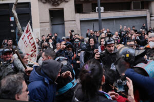 Manifestantes se enfrentan con integrantes de la Policía de Argentina durante una protesta este miércoles, en Buenos Aires (Argentina). EFE/ STR