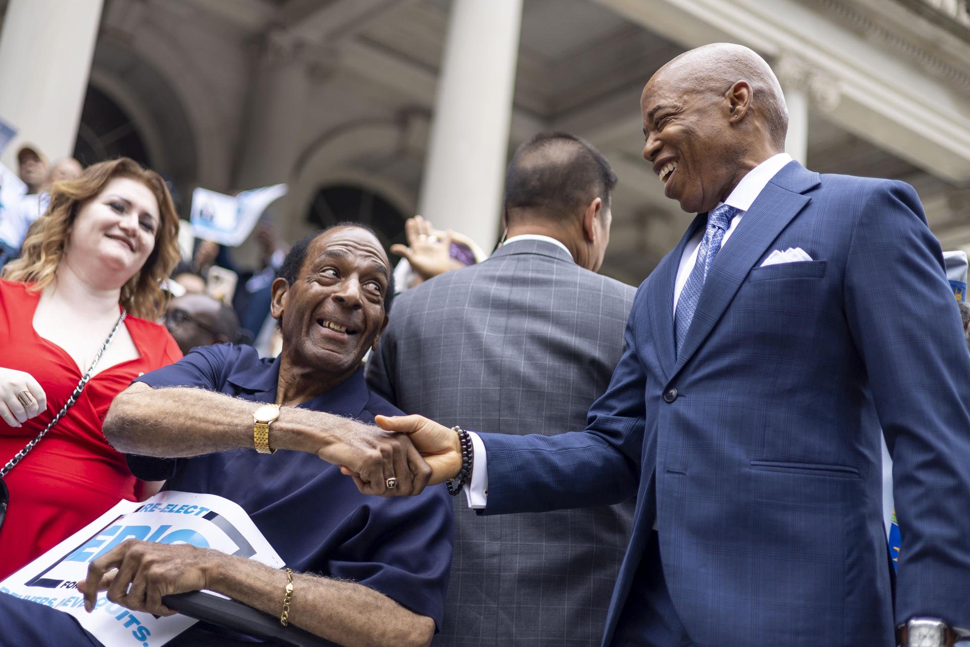 El alcalde de Nueva York, Eric Adams (d), saluda a sus simpatizantes al llegar a un mitin para lanzar su campaña de reelección en las escalinatas de la Alcaldía, en Nueva York (EE. UU.). EFE/EPA/JUSTIN LANE