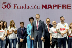 El rey Felipe VI (5d) junto a la ministra de Inclusión, Seguridad Social y Migraciones, Elma Saiz Delgado (5i), y el presidente de la Fundación Mapfre, Antonio Huertas (4d), y el alcalde de Madrid, José Luis MArtínez-Almeida (4i), durante un acto celebrado con motivo del 50 aniversario de la Fundación Mapfre en Madrid, este jueves. EFE/ Daniel González