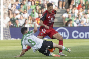 El centrocampista del Mirandés Mathis Lachuer (d) lucha por el balón con Aritz Aldasoro (i), del Racing, durante el partido de playoff de ascenso a Primera División que Racing de Santander y Mirandés disputaron en El Sardinero, Santander. EFE/Pedro Puente Hoyos