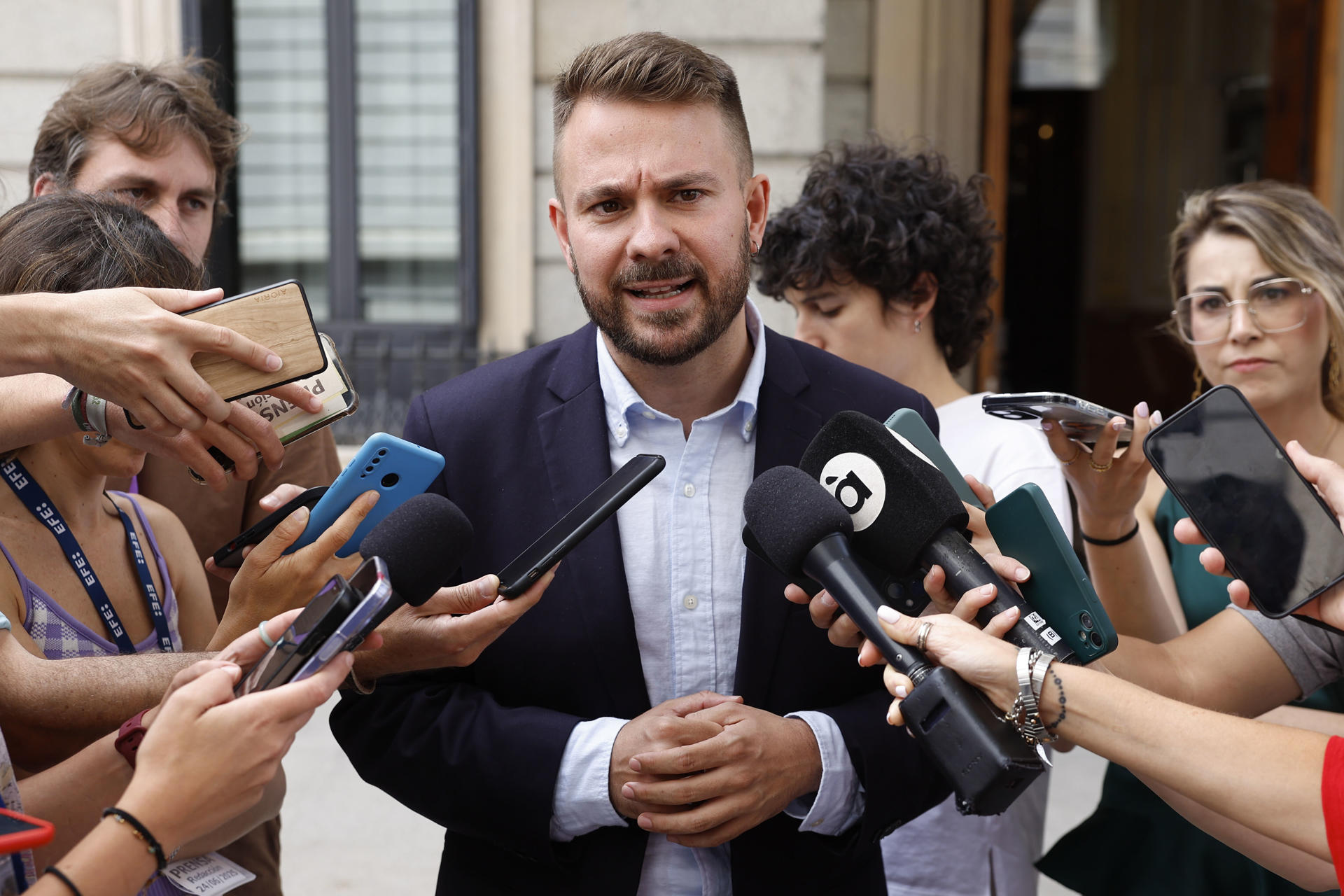 El diputado de Compromís, Alberto Ibañez se dirige a los medios de comunicación a la salida del Congreso este martes. EFE/Chema Moya