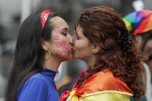 Una pareja se besa en una marcha por el Día Internacional del Orgullo LGTBI este domingo, en Bogotá (Colombia). EFE/ Carlos Ortega