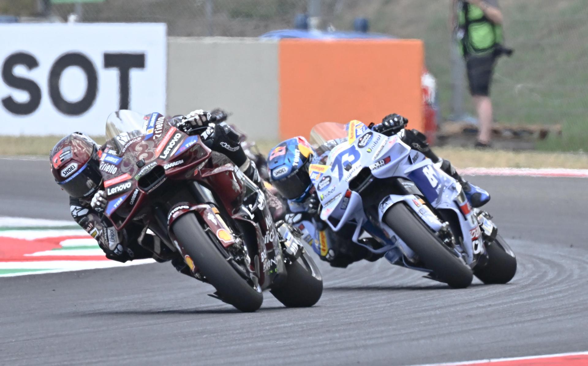 El piloto español de MotoGP Marc Márquez, del Ducati Lenovo Team y  Alex Marquez of BK8 Gresini Racing MotoGP (d) en el Circuito de Mugello en Scarperia, centro de Italia. EFE/EPA/CLAUDIO GIOVANNINI