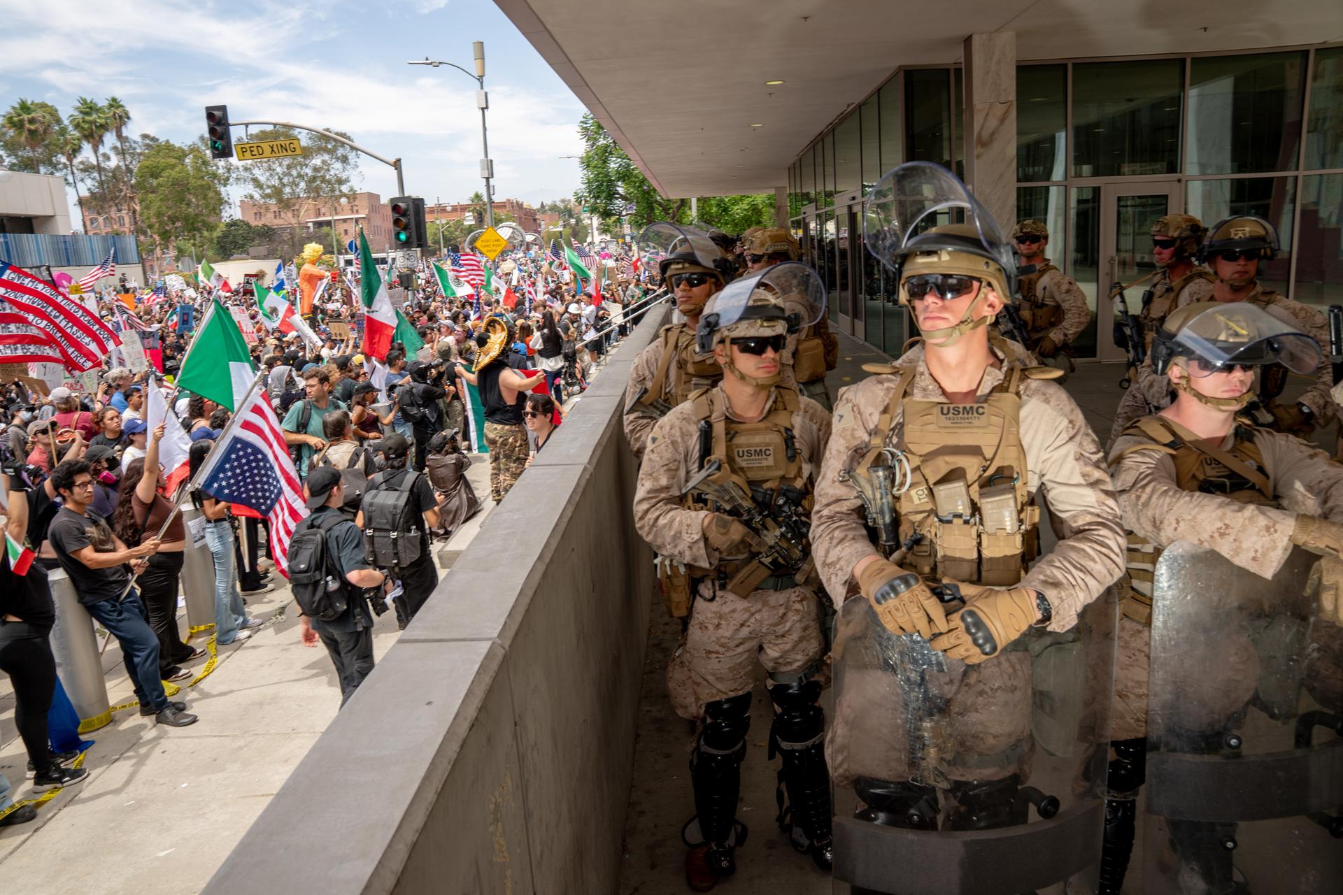 Infantes de Marina de Estados Unidos custodian el edificio federal Edward R. Roybal durante una protesta "No Kings" en Los Ángeles, California. EFE/EPA/KYLE GRILLOT