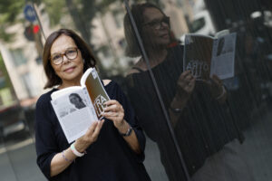 BARCELONA (ESPAÑA), 08/06/2025.- Tres años después de su debut literario con "Mogador", Marie Jo Barbier (Tarragona, 1954) publica su segunda novela, "Otra luz", en la que se adentra en los meandros del amor y explora otras vertientes como la maternidad, la homosexualidad, los celos o la culpa. EFE/ Toni Albir
