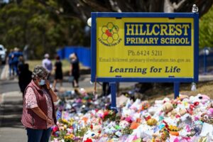 Fotografía de archivo de las ofrendas florales en Australia en recuerdo de seis niños fallecidos por el accidente de un castillo hinchable.
EFE/EPA/BIANCA DE MARCHI AUSTRALIA AND NEW ZEALAND OUT[AUSTRALIA AND NEW ZEALAND OUT]