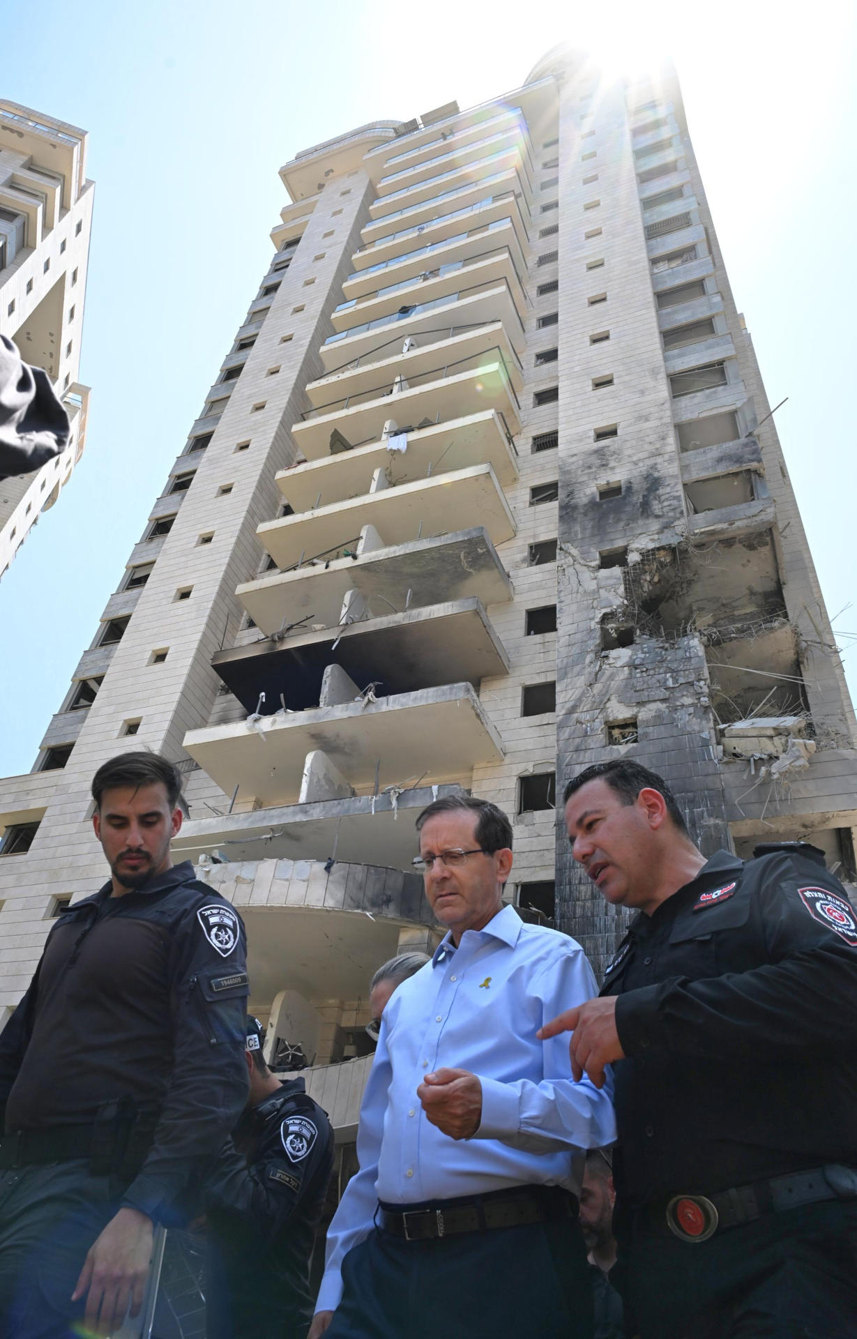 El presidente de Israel, Isaac Herzog, visitó este lunes la ciudad de Petah Tikva, cerca de Tel Aviv, donde un misil iraní mató a cuatro personas resguardadas en los búnkeres. EFE/Presidencia de Israel