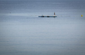 Un bañista descansa en uno de los gabarrones de la playa de Ondarreta de San Sebastián, en una fotografía de archivo. EFE/Javier Etxezarreta