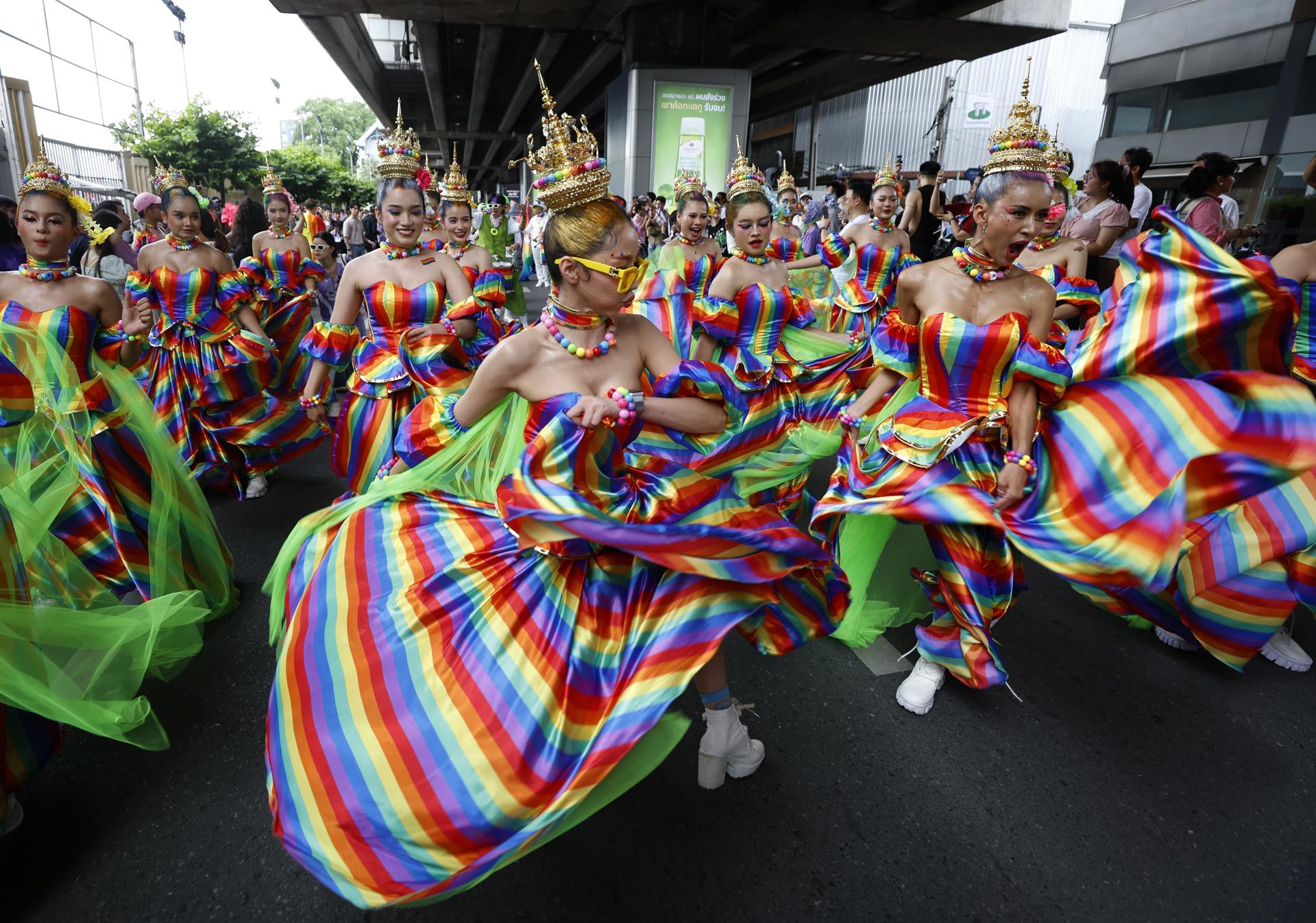 BANGKOK (Thailand), 01/06/2025.- Dancers wearing rainbow costumes take part in the Bangkok Pride Parade 2025 to celebrate Pride Month in Bangkok, Thailand, 01 June 2025. Thousands of Thais and foreigners joined the parade along the main road of a major business district. Pride Month is celebrated worldwide every June to commemorate the 1969 Stonewall uprising and to raise awareness and promote equal rights for the Lesbian, Gay, Bisexual, Transgender, and Queer (LGBTQ) community. (Tailandia) EFE/EPA/NARONG SANGNAK
