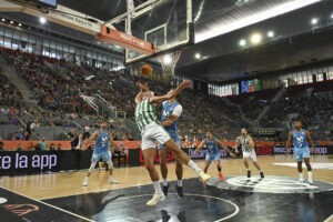 El pívot del Real Betis Brooks Lourdeaux (i) durante el partido de la primera semifinal de la Final Four de asceso a Liga Endesa disputado este sábado en la Caja Mágica, en Madrid. Es la primera vez desde que la segunda plaza de ascenso desde la Primera FEB se dirime en el formato de ‘final four’ que los cuatro aspirantes han tenido experiencia en la máxima competición del baloncesto. EFE/Fernando Villar
