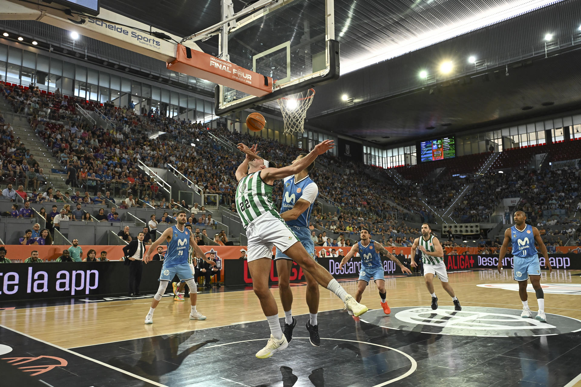 El pívot del Real Betis Brooks Lourdeaux (i) durante el partido de la primera semifinal de la Final Four de asceso a Liga Endesa disputado este sábado en la Caja Mágica, en Madrid. Es la primera vez desde que la segunda plaza de ascenso desde la Primera FEB se dirime en el formato de ‘final four’ que los cuatro aspirantes han tenido experiencia en la máxima competición del baloncesto. EFE/Fernando Villar