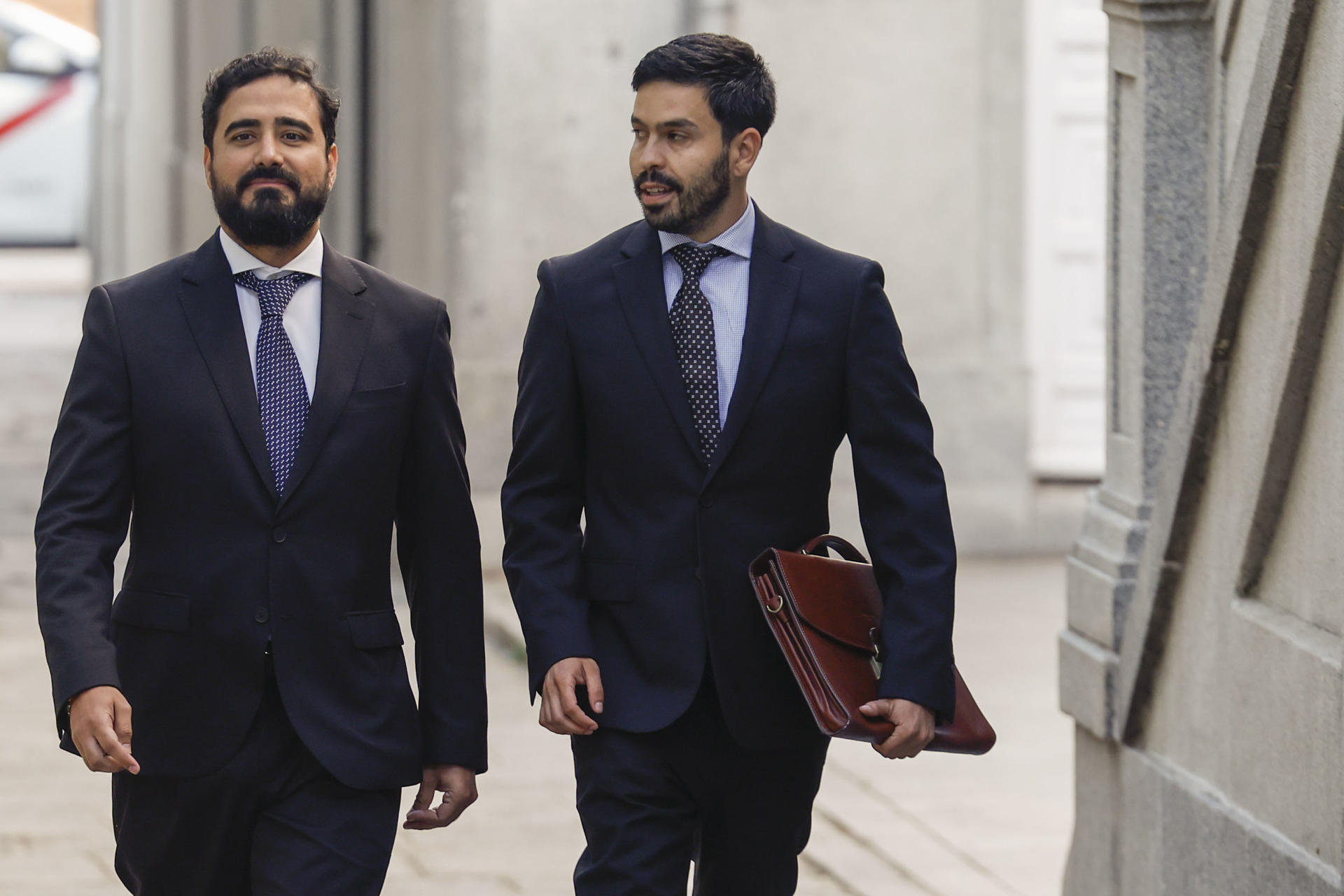 El eurodiputado Luis Pérez Fernández (i), conocido como Alvise, a su llegada al Tribunal Supremo donde este viernes presta declaración en la causa abierta por la difusión de una prueba falsa de covid del exministro de Sanidad y presidente de la Generalitat catalana, Salvador Illa, en 2021. EFE/Javier Lizón
