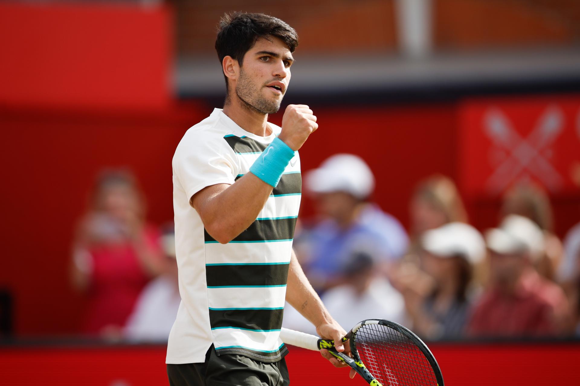 Carlos Alcaraz tras vencer en semifinales a Roberto Bautista (6-4 y 6-4), en Queen's. .EFE/EPA/DAVID CLIFF