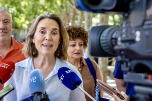 La secretaria general del PP, Cuca Gamarra, ha subrayado este domingo que "el único camino posible" que le queda a Pedro Sánchez es la dimisión y la convocatoria de elecciones para que los españoles dicten "las conclusiones de las auditorías que ya está llevando a cabo la justicia". Gamarra ha hecho estas declaraciones en Logroño antes de visitar las intervenciones del Festival Internacional de Arquitectura y Diseño Concéntrico este domingo en la Plaza del Ayuntamiento de Logroño.-EFE/Raquel Manzanares