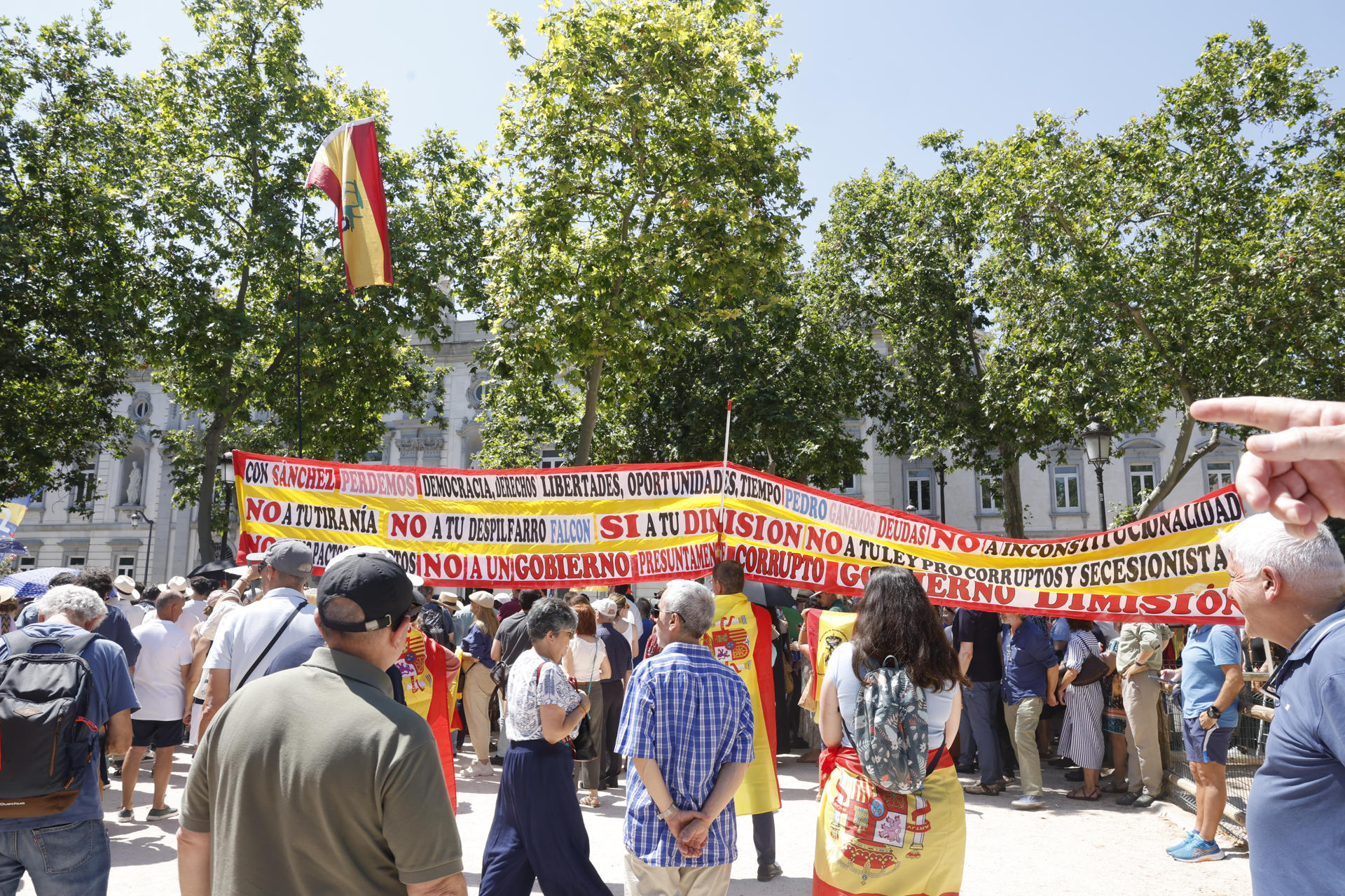 Vista de la concentración en Madrid este sábado convocada por Cinco asociaciones de jueces y fiscales frente a la sede del Tribunal Supremo en protesta por los proyectos legislativos emprendidos por el Gobierno, que reforman el acceso a la carrera y el estatuto del Ministerio Fiscal. EFE/ JP Gandul