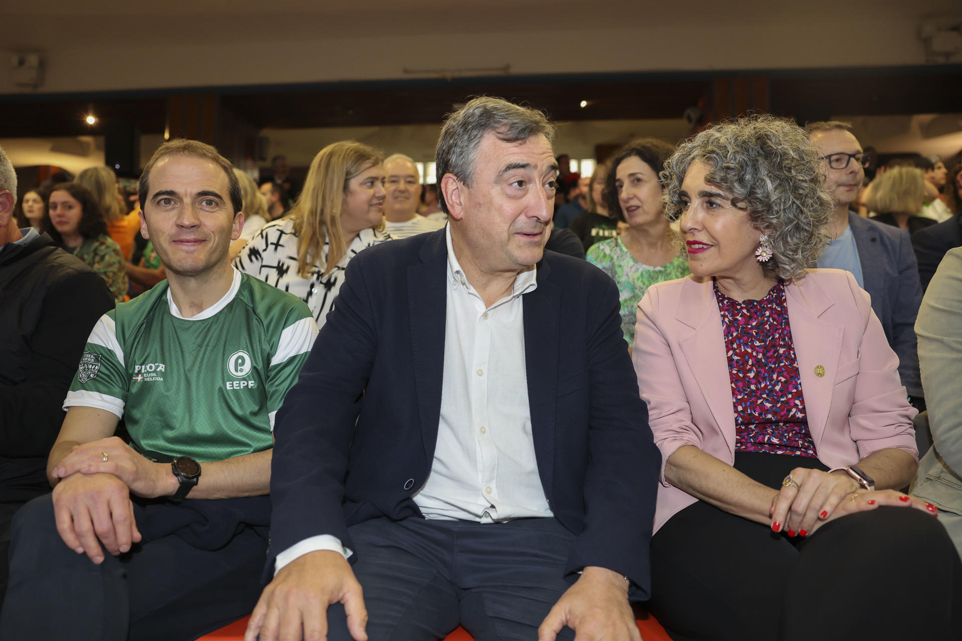 El presidente del PNV, Aitor Esteban (c) asiste al partido entre las selecciones de España y Euskadi en la tercera jornada de la I Liga de Naciones de cesta punta en frontón de 54 metros, primer torneo oficial en el que competirá el combinado vasco tras su reconocimiento internacional, este miércoles en Gernika, Bizkaia. EFE/Luis Tejido