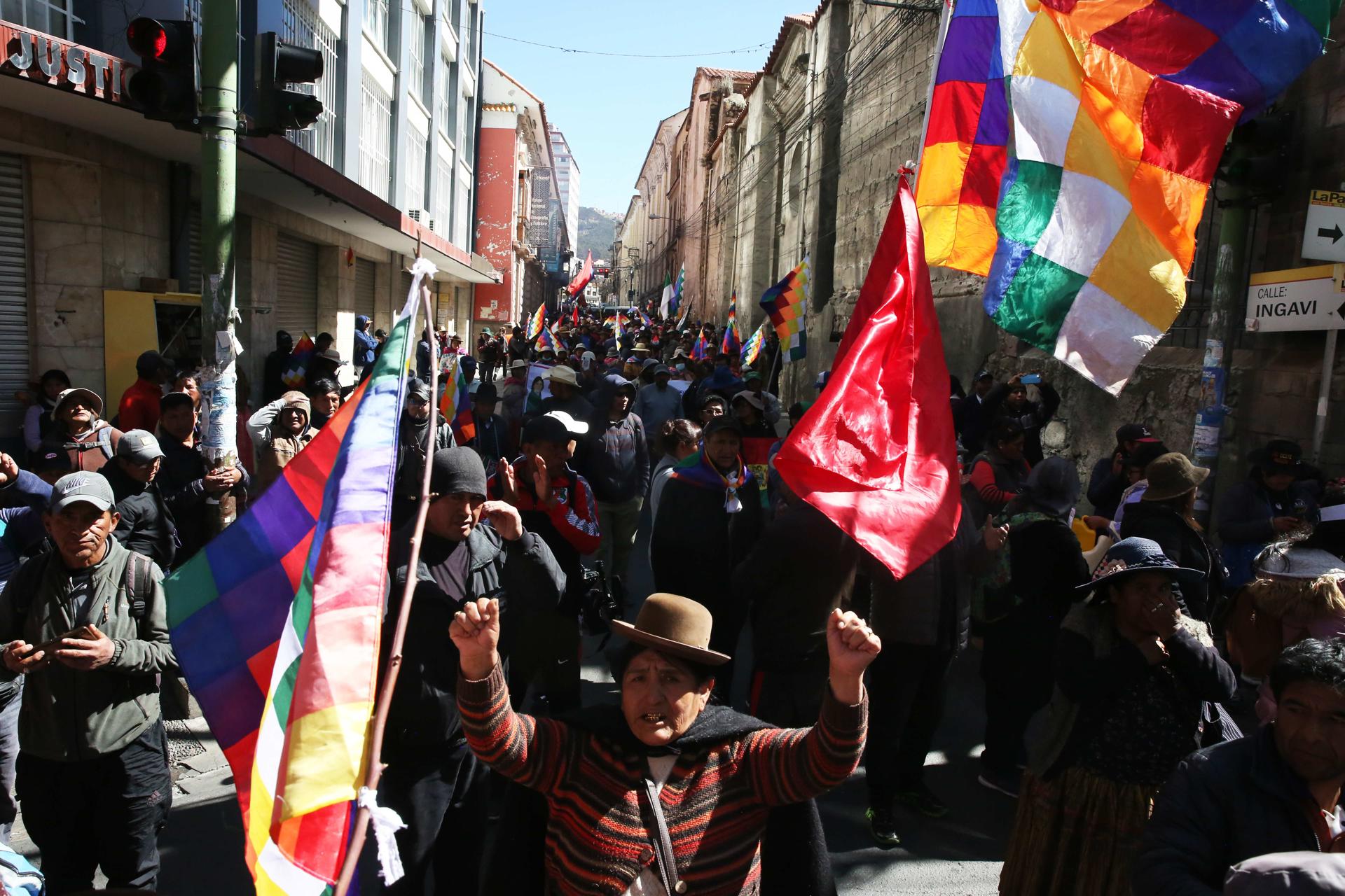 Simpatizantes del expresidente Evo Morales (2006-2019) participan en una manifestación este lunes, en La Paz (Bolivia). EFE/ Luis Gandarillas