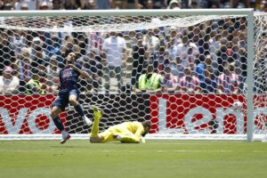 Vitinha del PSG (I) marca un gol al portero Jan Oblak del Atlético de Madrid (D) durante la primera parte del partido de la fase de grupos de la Copa Mundial de Clubes de la FIFA 2025. EFE/EPA/CAROLINE BREHMAN