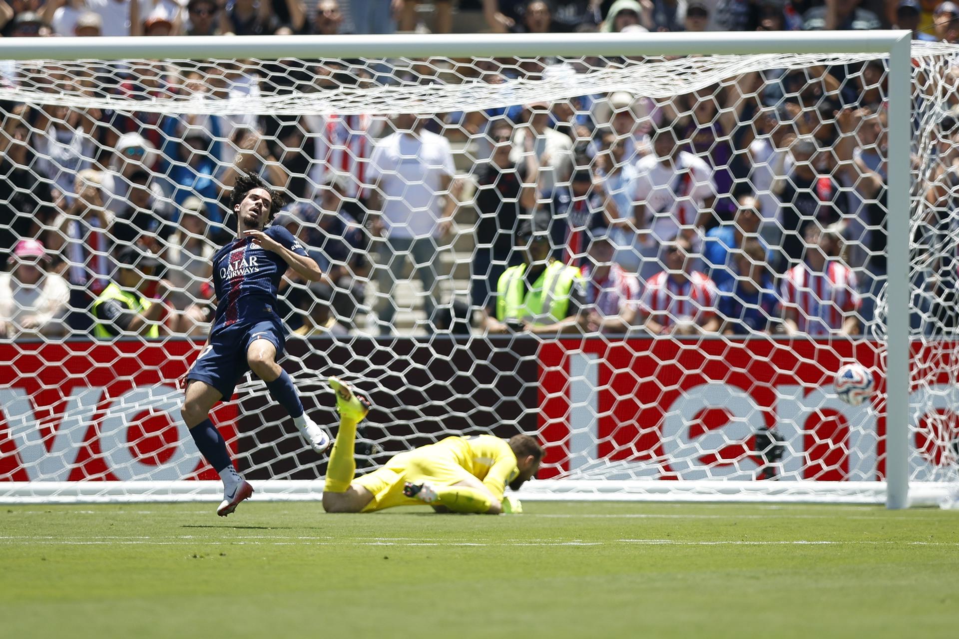 Vitinha del PSG (I) marca un gol al portero Jan Oblak del Atlético de Madrid (D) durante la primera parte del partido de la fase de grupos de la Copa Mundial de Clubes de la FIFA 2025. EFE/EPA/CAROLINE BREHMAN