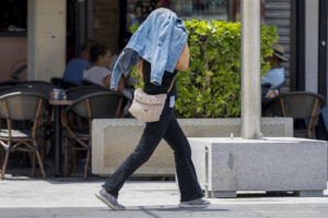 Una persona se protege del sol este sábado en Ciudad Real. El último fin de semana de junio estará protagonizado por la primera ola de calor del verano, que a partir de hoy sábado dejará temperaturas excepcionalmente altas tanto de día como de noche, con valores que pueden alcanzar los 40 grados en Toledo y Ciudad Real. EFE/Jesús Monroy