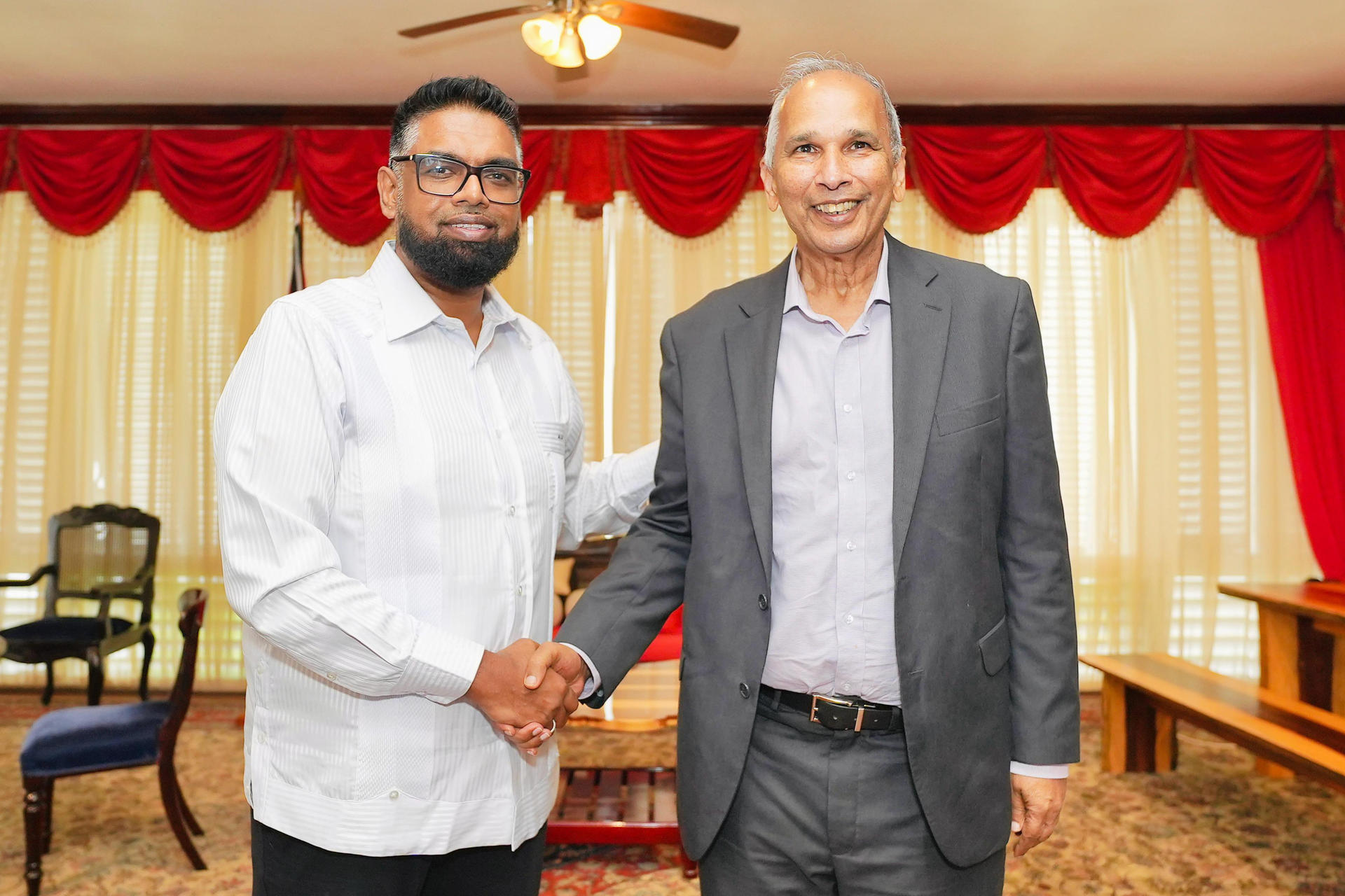 Fotografía cedida por la Presidencia de Guyana que muestra al mandatario de Guayana, Irfaan Ali (i), y al candidato a la dirección general del Instituto Interamericano de Cooperación para la Agricultura (IICA), Muhammad Ibrahim, posando durante una reunión este viernes, en Georgetown (Guyana). EFE/ Presidencia de Guyana/
