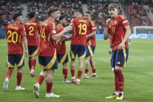 Jesus Rodriguez (d) celebra un gol a Italia en Trnava, Eslovaquia. EFE/EPA/JOZEF JAKUBCO