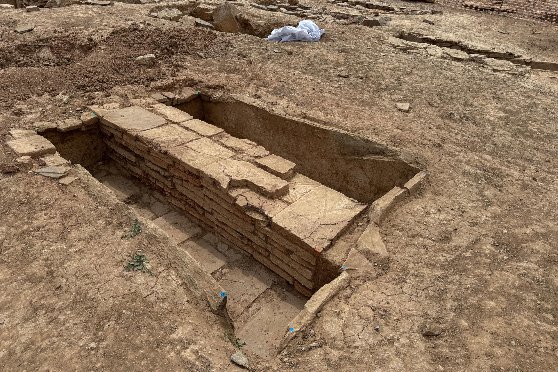 Un equipo técnico compuesto por arqueólogos y antropólogos ha hallado cerca de 60 enterramientos de época romana durante las obras de construcción de la nueva Estación Depuradora de Aguas Residuales (EDAR) de la localidad pacense de Villafranca de los Barros. Según han informado a EFE desde la Consejería de Cultura, Turismo, Jóvenes y Deportes de la Junta de Extremadura, estos hallazgos constituyen un testimonio arqueológico de primer orden sobre la romanización del ámbito rural extremeño y, en particular, del papel desempeñado por Villafranca de los Barros como enclave estratégico vinculado a la Vía de la Plata. EFE/ Ana Picón
