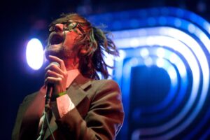 El guitarrista y cantante de la banda británica 'Pulp', Jarvis Cocker, en una imagen de archivo. EFE/PETER KOLLANYI