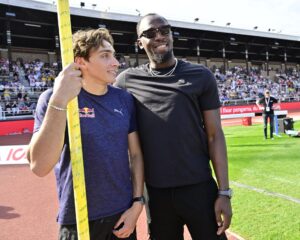 El exatleta jamaico Usain Bolt (D) y el sueco Armand Duplantis en el miting de Estocolmo. EFE/EPA/Jonas EkstrÃ¶mer SWEDEN OUT