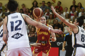 La jugadora de la selección española Aina Ayuso y la jugadora de la selección de Italia Verona (d), durante el partido amistoso femenino de preparación para el Eurobasket, este domingo en Inca (Mallorca).-EFE/ Miquel A. Borràs