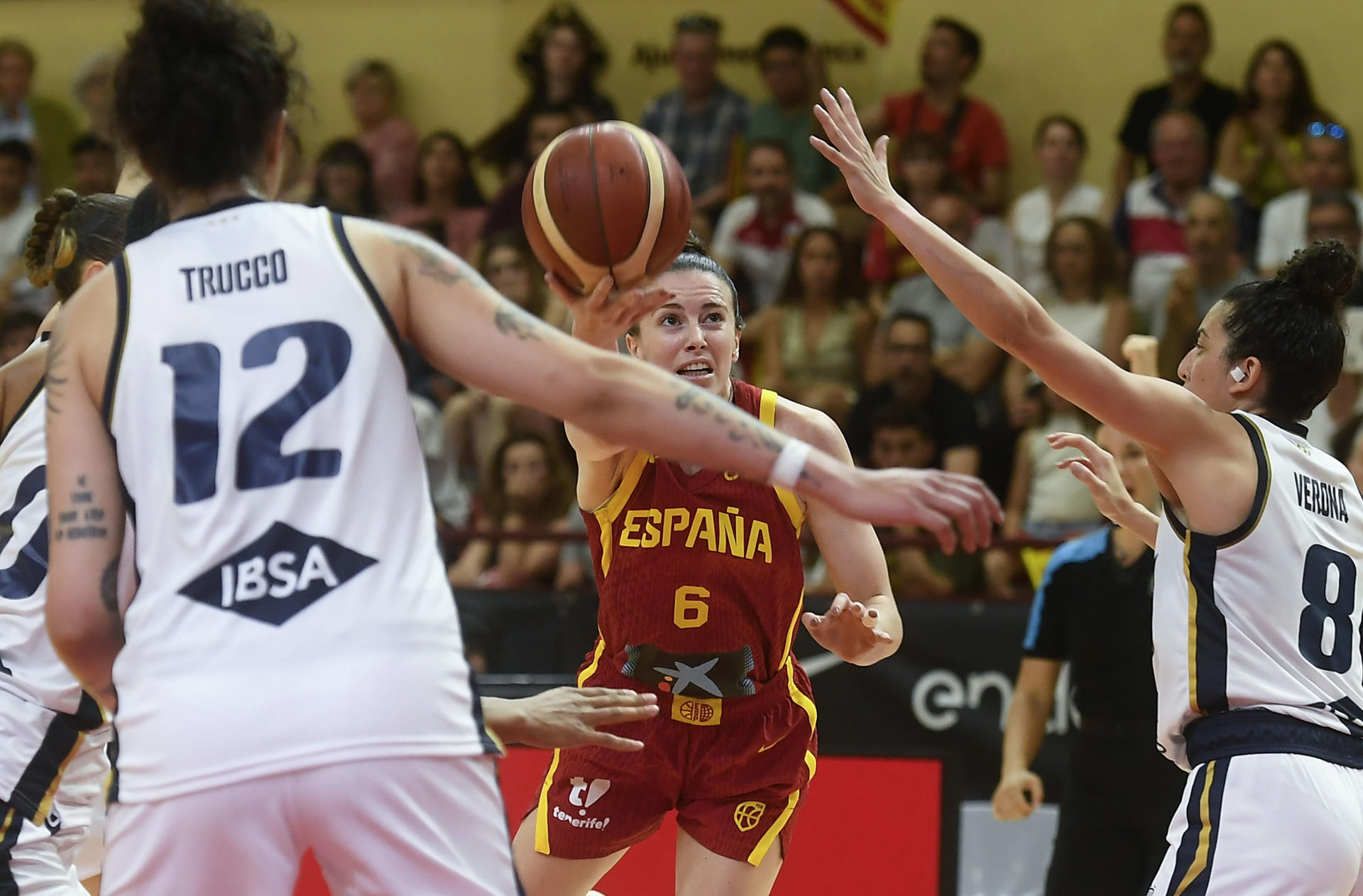 La jugadora de la selección española Aina Ayuso y la jugadora de la selección de Italia Verona (d), durante el partido amistoso femenino de preparación para el Eurobasket, este domingo en Inca (Mallorca).-EFE/ Miquel A. Borràs
