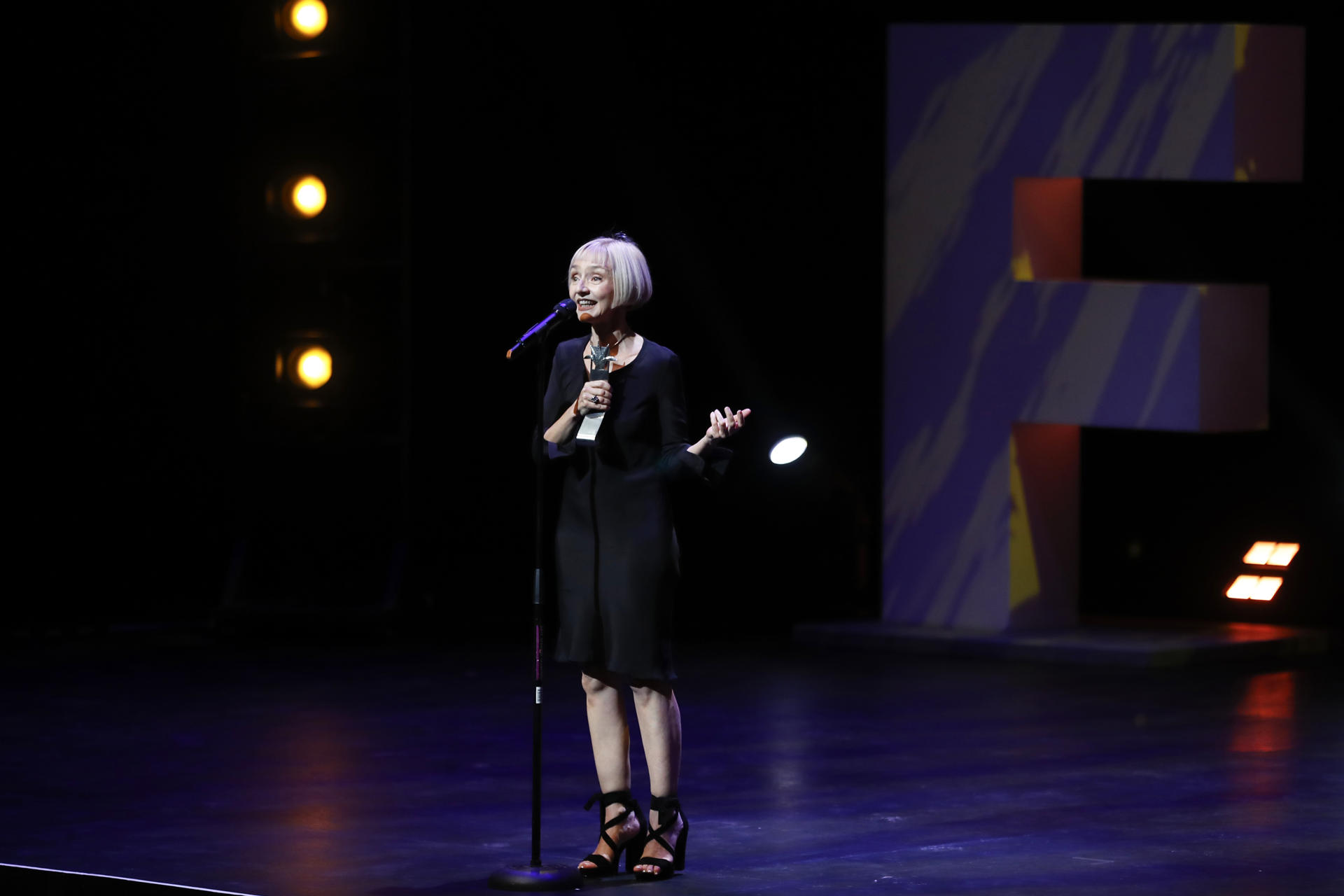 La actriz y cantante portuguesa María de Medeiros recibe el premio ‘Homenaje Portugal País Invitado de Honor’ este sábado, durante la clausura de la 40 edición del Festival Internacional de Cine, en Guadalajara (FICG), Jalisco (México). EFE/ Francisco Guasco