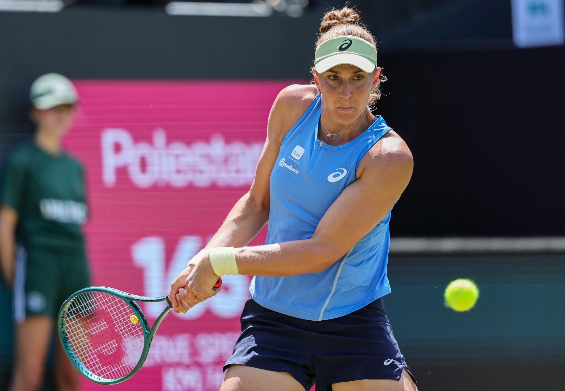 La brasileña Beatriz Haddad en su partido ante la ucraniana Elina Svitolina,en el torneo de Bad Homburg. EFE/EPA/RONALD WITTEK