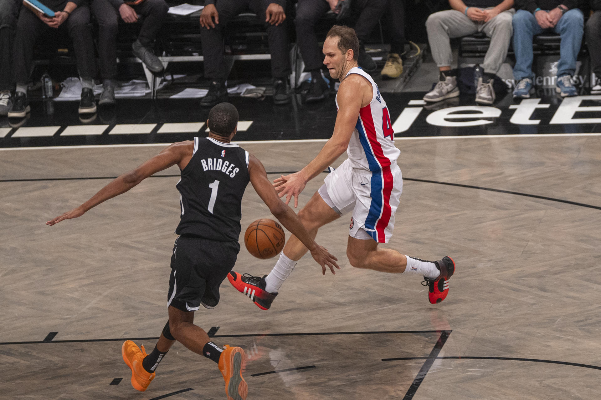 Bojan Bogdanovic (c) con el balón es marcado por Mikal Bridges den el Barclays Center de Brooklyn en Nueva York (EE.UU.) en foto de archivo de Ángel Colmenares. EFE