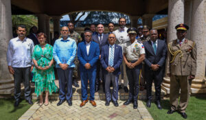 Autoridades del gobierno de Haití y de la Misión Multinacional de Apoyo a la Seguridad en Haití (MSS) asisten a la conmemoración del primer aniversario de la llegada de la fuerza de seguridad internacional para combatir las pandillas y restablecer el orden en Haití este jueves, en Puerto Príncipe (Haiti). EFE/ Mentor David Lorens
