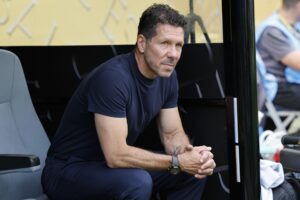 En entrenador argentino Diego Simeone aún no tiene definido el equipo titular con el que se jugará la continuidad en el Mundial de Clubes, este miércoles en Los Ángeles contra Botafogo, líder del Grupo A. EFE/EPA/JOHN G. MABANGLO